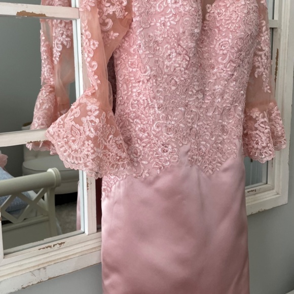 Mother of the bride dress with matching shoes - Picture 6 of 15